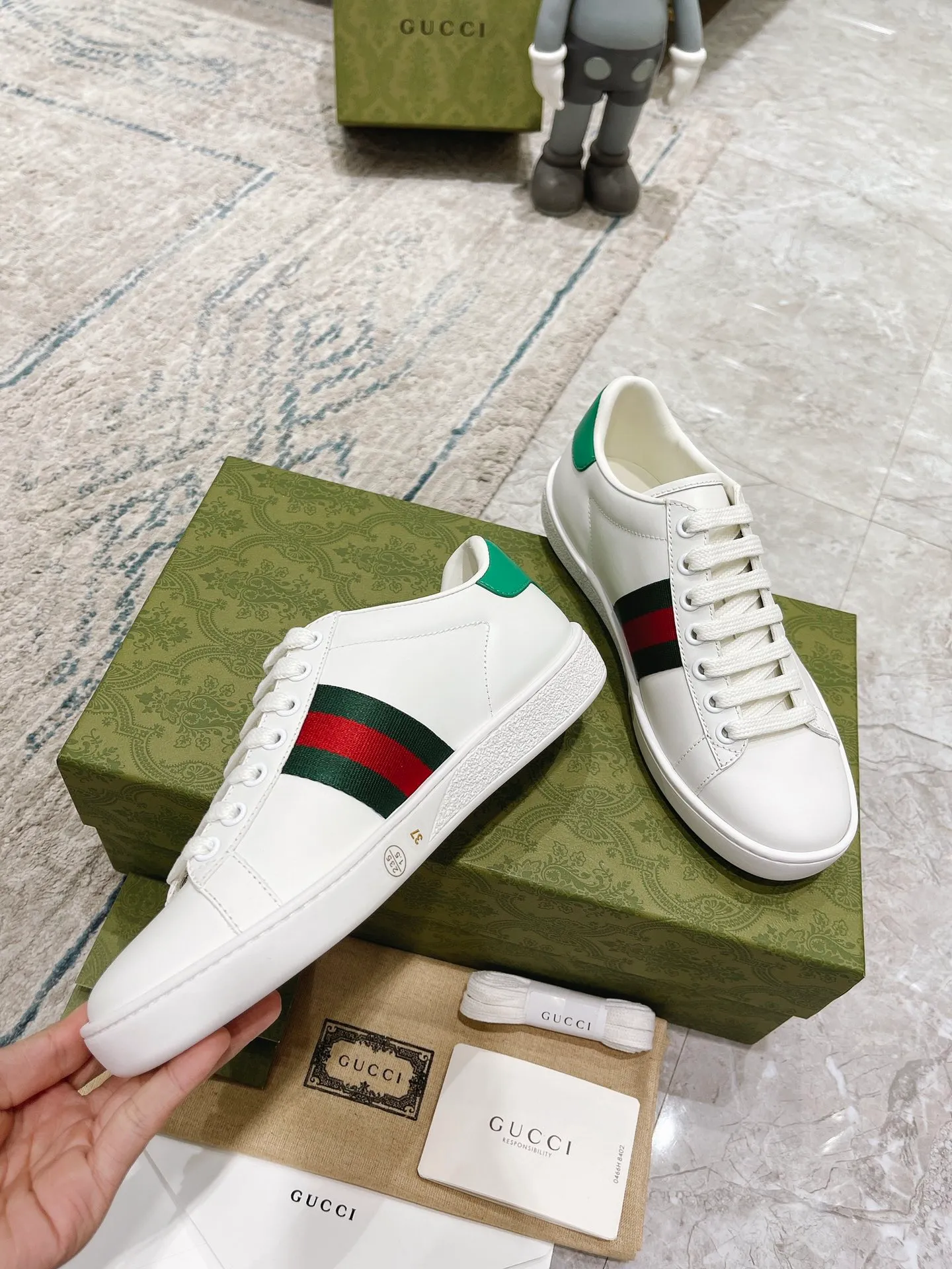 👟👟Ex-factory price 440👟👟 Women's shoe factory GUCCi's latest anti-counterfeiting line classic sports lace-up white shoes for couples ☝︎57 layouts of the whole series are shipped with high quality★ Color matching is being updated continuously... 🔥Look for our upgraded version quality, original mold opening ✔️Original last shape ✔ Everything is authentic from the inside out🥊 🍬Material: 🔸The upper is made of Italian cowhide imported from the original factory. The comfort and softness are higher than ordinary cowhide from domestic factories. ➕Full cowhide lining and foot pads. The lining adopts the same lasting method as the original. The midsole is also printed with double G and the insole is also original molded. 3D craftsmanship❗���Different from ordinary products in the market❗️➕The outsole adopts the original high-density one-to-one sole➕⚠️The snakeskin tail is consistent with the authentic color, and the real snakeskin is a small piece➕🗯The embroidered patches are also authentic. After disassembly, each color comparison is accurate before shipment‼ ️ Shoe size: Female 35-40 Male 39-44